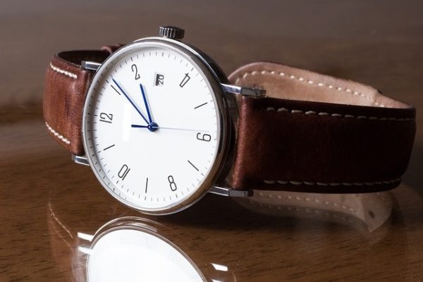 シンプルなデザインの腕時計